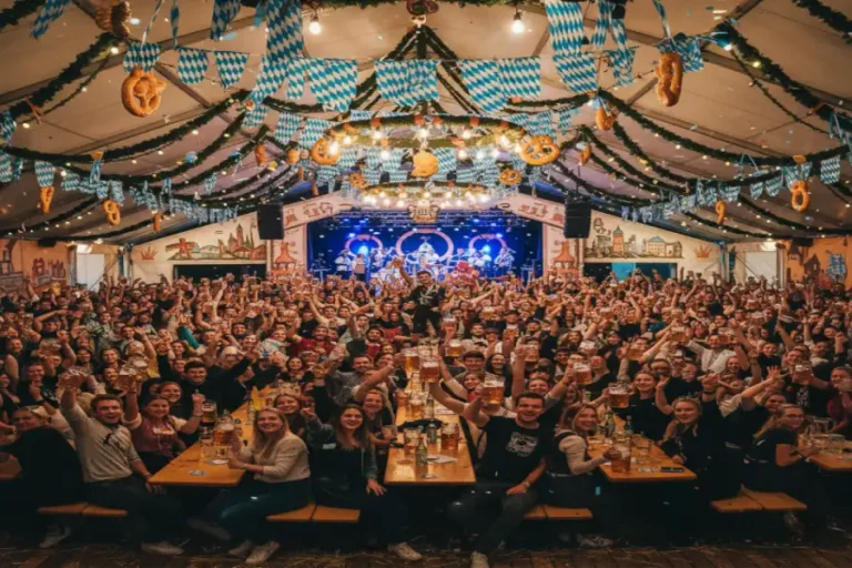 UniWiesn Münster 2025: Tickets, Termine & Dein kompletter Studenten-Guide 3 UniWiesn Münster 2025 im großen Festzelt mit Studierenden, Maß Bier und Oktoberfest-Deko