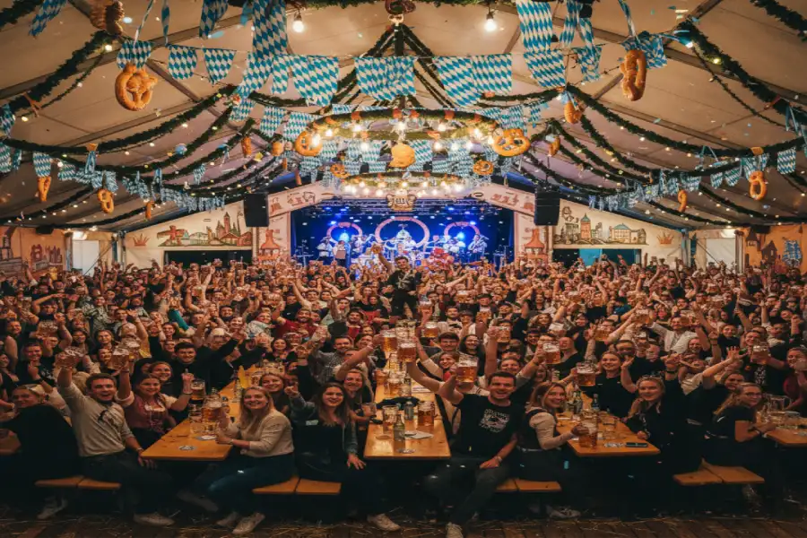 UniWiesn Münster 2025: Tickets, Termine & Dein kompletter Studenten-Guide 1 UniWiesn Münster 2025 im großen Festzelt mit Studierenden, Maß Bier und Oktoberfest-Deko